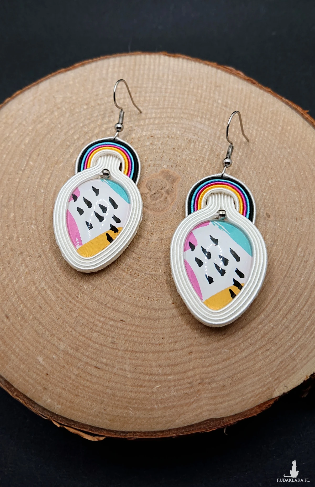 Biało kolorowe kolczyki sutasz